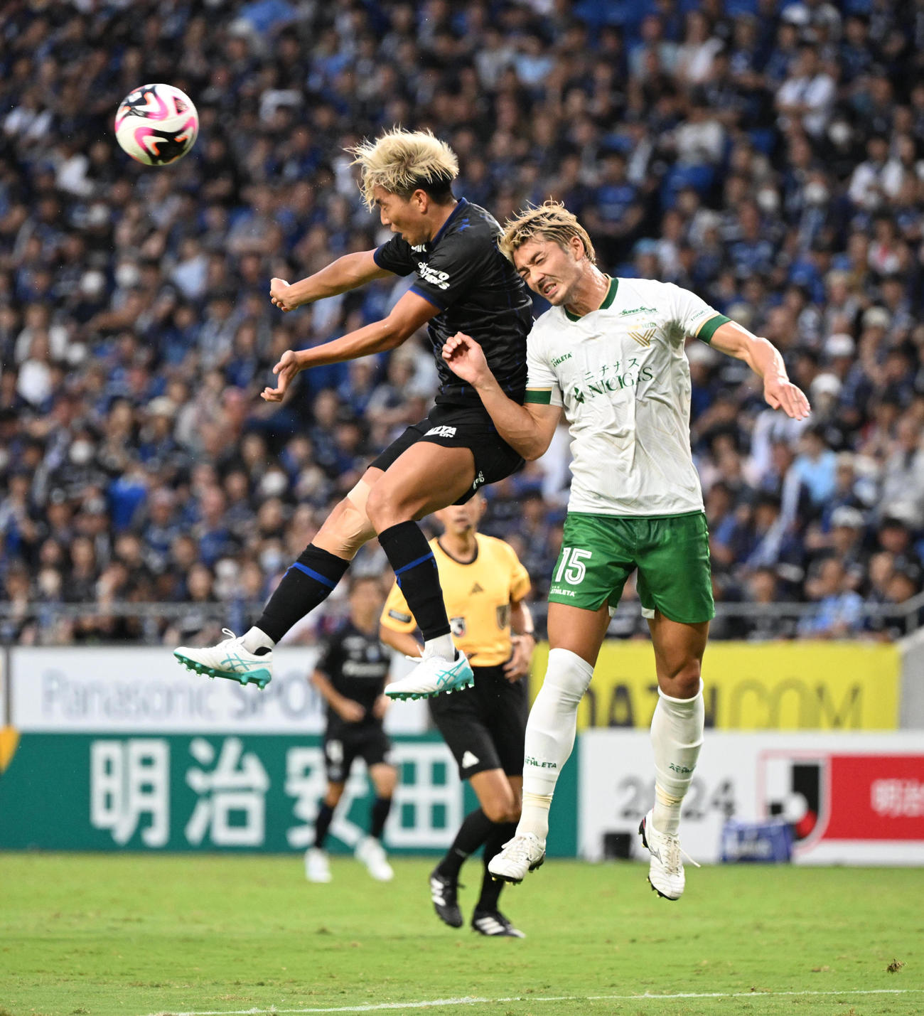 G大阪対東京V　前半、ゴール前にあがったクロスに東京V千田（右）と競るG大阪山田（撮影・和賀正仁）