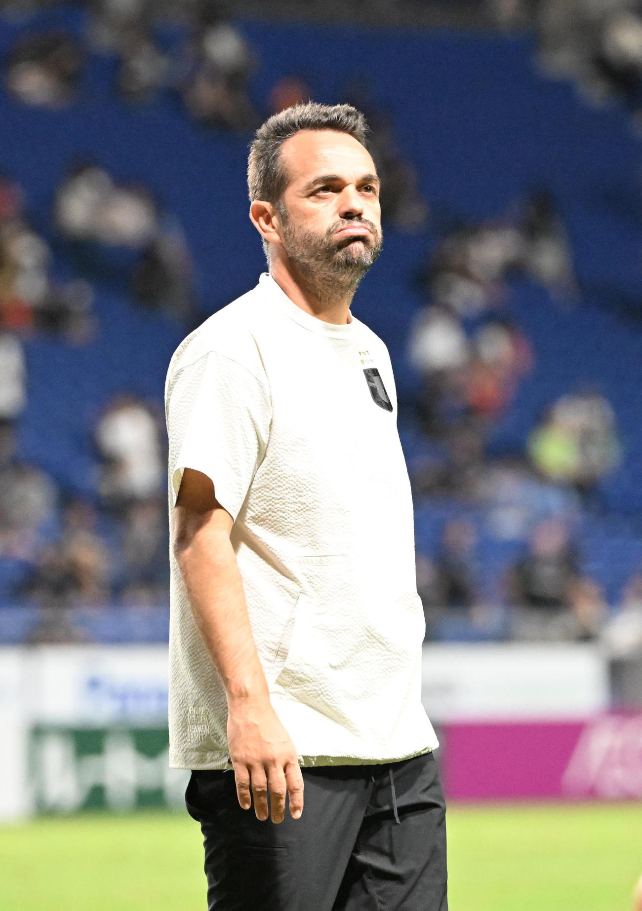 G大阪対東京V　試合終了間際に追いつかれ肩を落とすG大阪ダニエル・ポヤトス監督（撮影・和賀正仁）