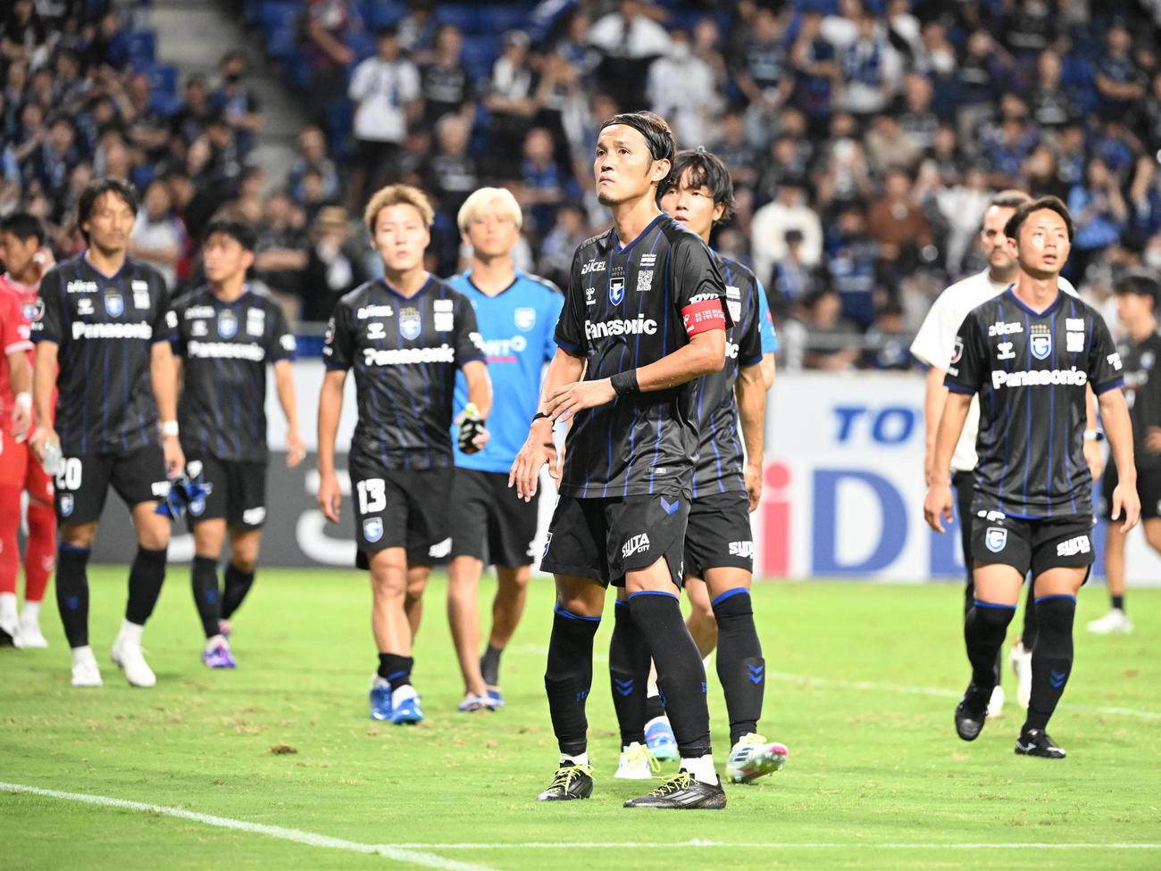 G大阪対東京V　試合終了間際に追いつかれ肩を落とすG大阪宇佐美ら（撮影・和賀正仁）