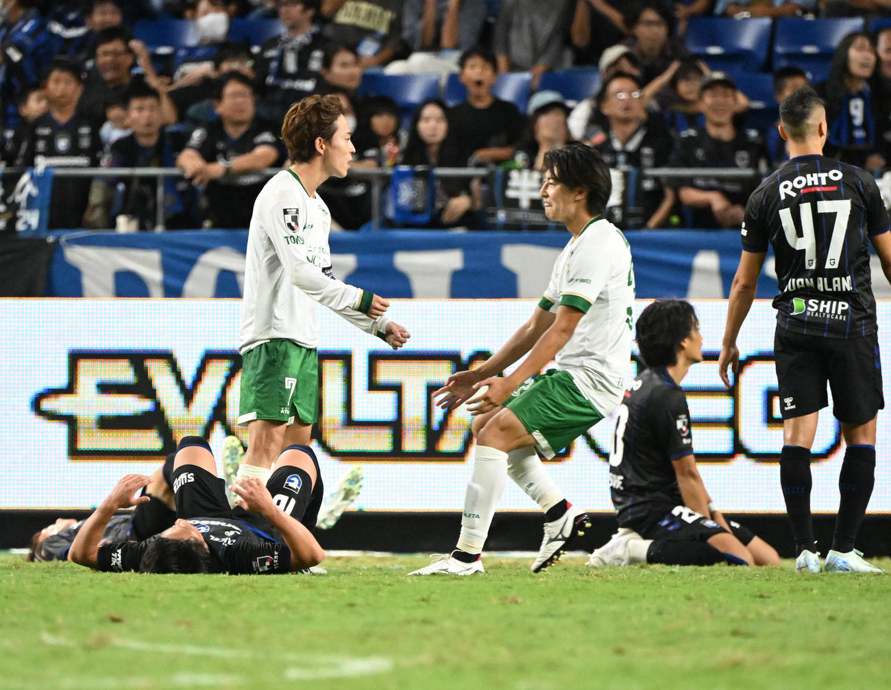 G大阪対東京V　試合終了間際、左サイドからシュートを決めガッツポーズする東京V森田（左）（撮影・和賀正仁）