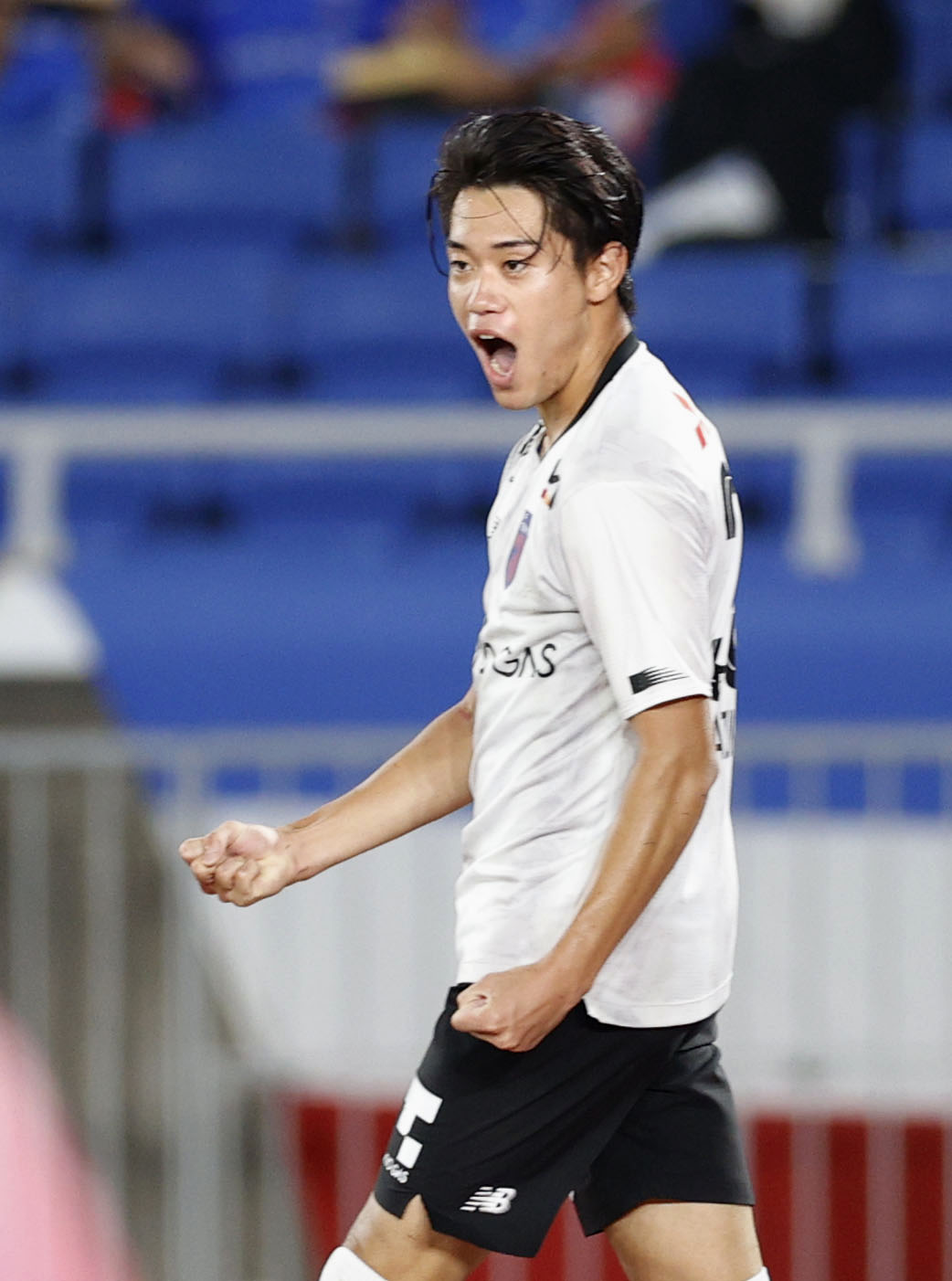 後半、チーム2点目のゴールを決め、雄たけびを上げるFC東京・俵積田（共同）