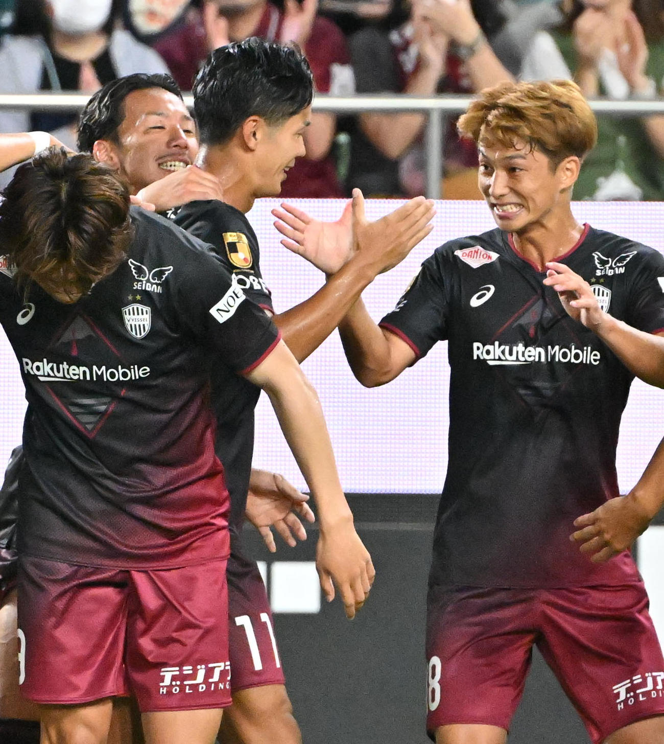 神戸対浦和　前半、ゴールを決め井出（右）とハイタッチをする武藤（撮影・石井愛子）