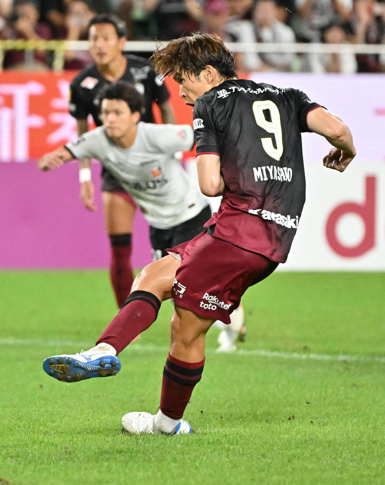 神戸対浦和　前半、PKを蹴る神戸宮代（撮影・石井愛子）