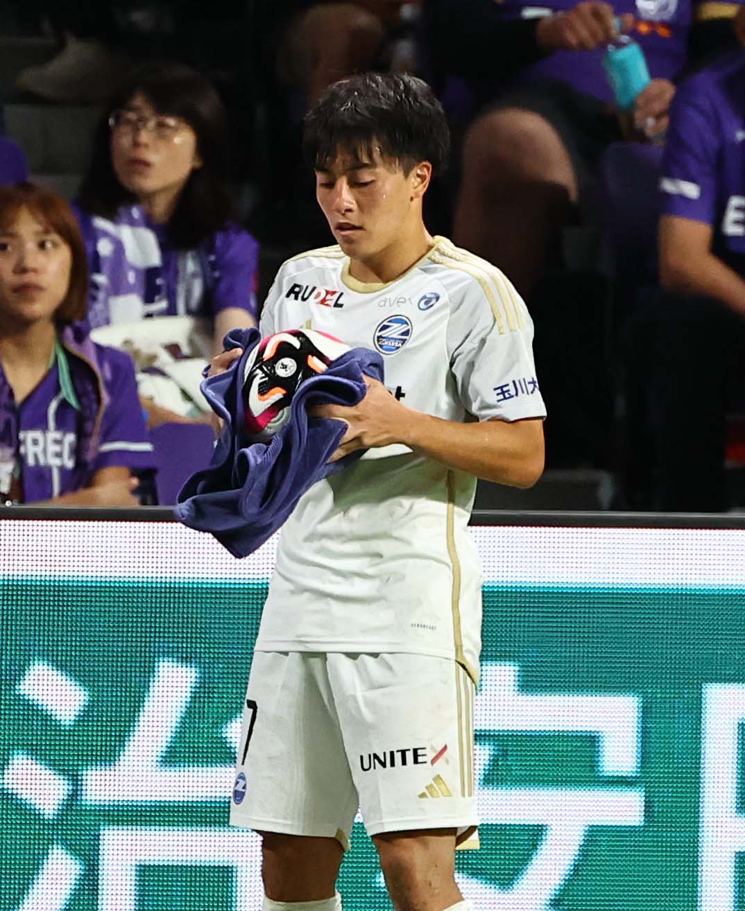 広島対町田　後半、ロングスロー前にボールをタオルで拭く町田相馬（撮影・上田博志）