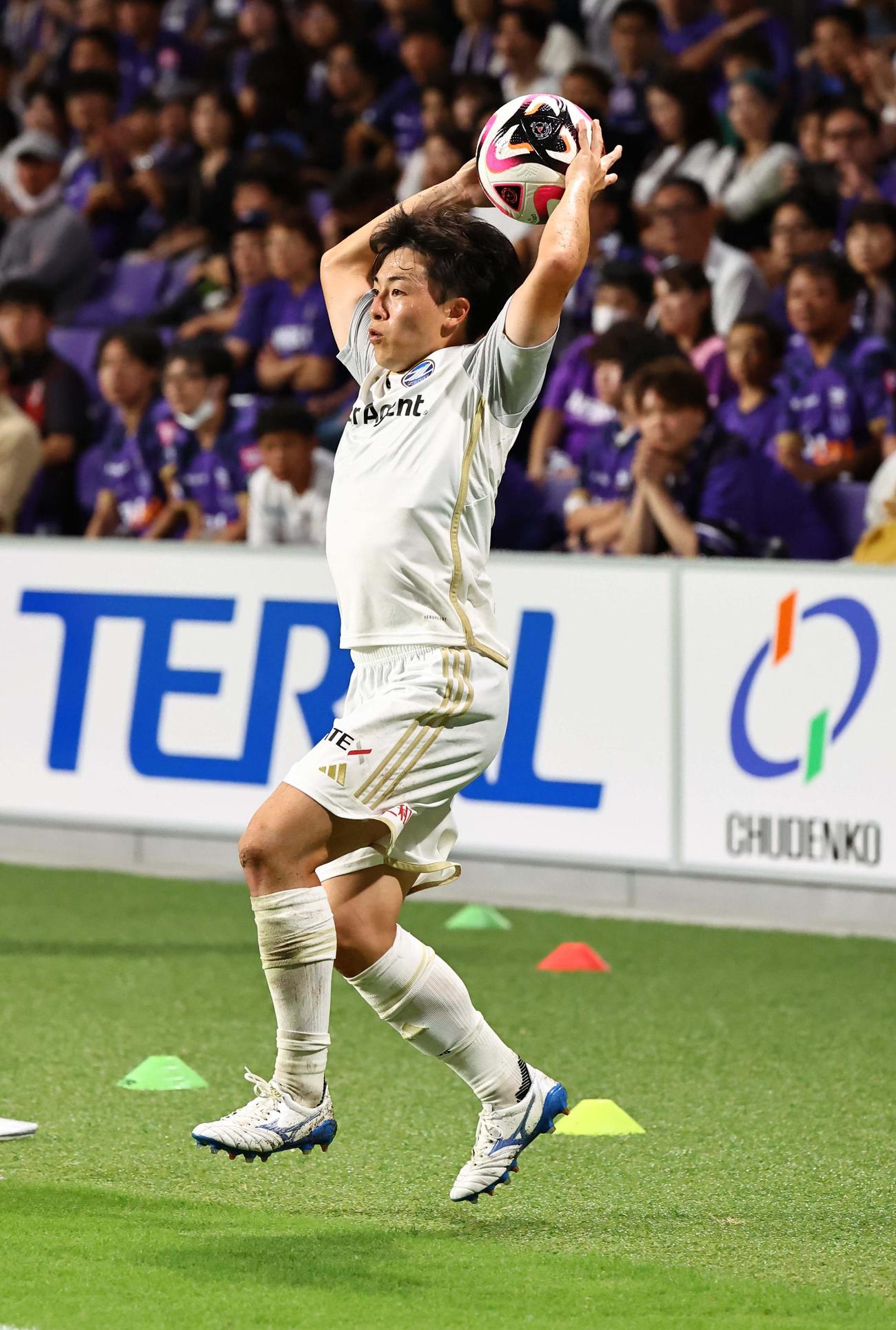 広島対町田　後半、ロングスローする町田相馬（撮影・上田博志）
