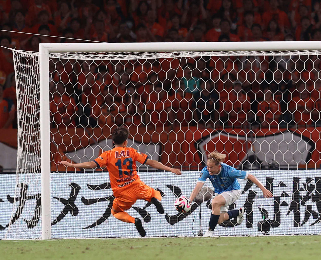 清水対横浜FC　後半、同点弾を放つ清水宮本（撮影・水谷安孝）