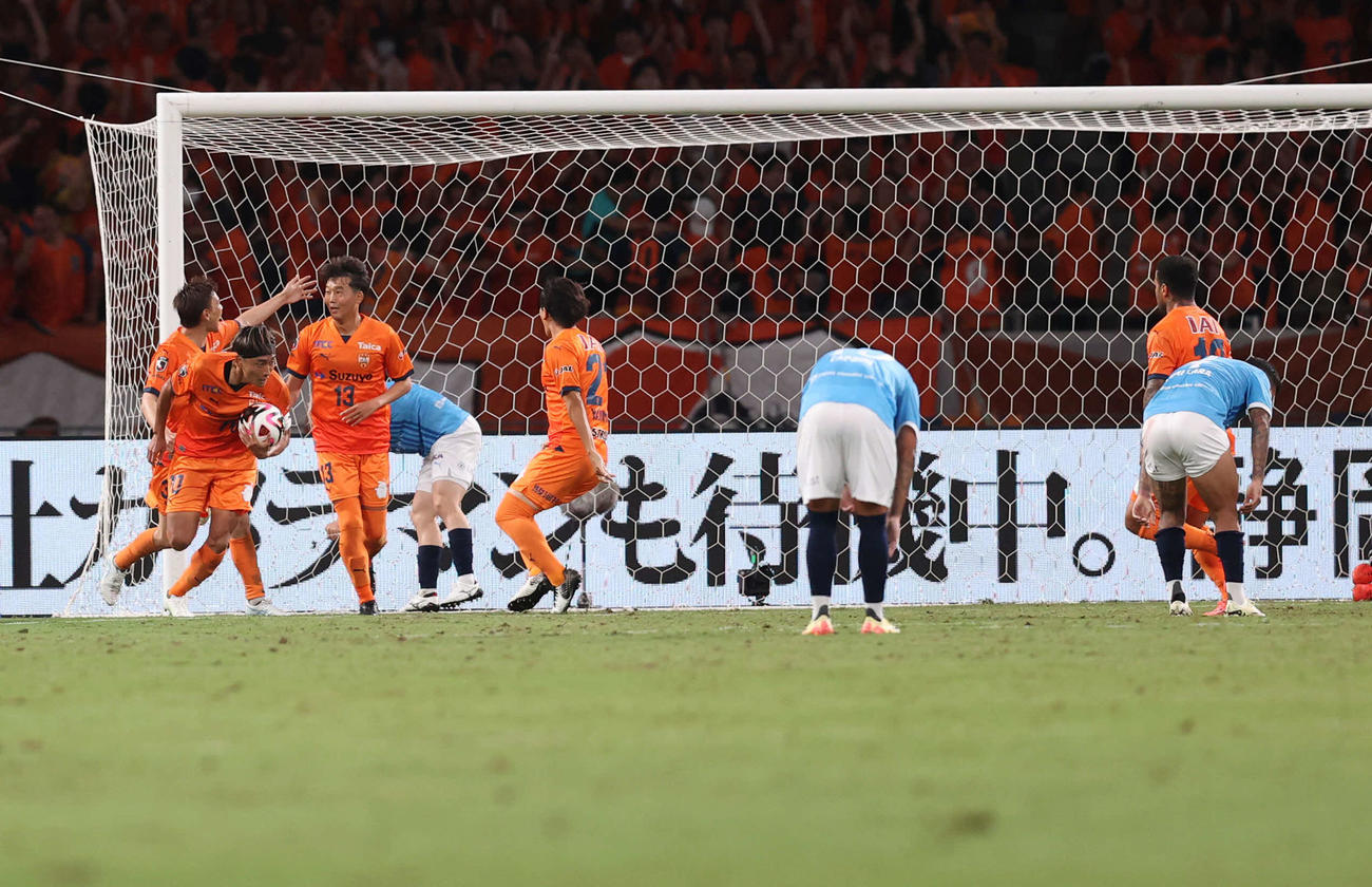 清水対横浜FC　後半、宮本（左から3人目）のゴールで同点に追いつき喜ぶ清水イレブン（撮影・水谷安孝）