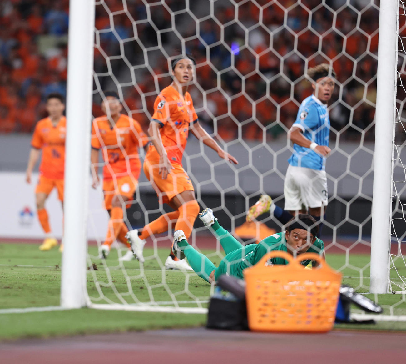 清水対横浜FC　後半、ボールの行方を見つめる清水GK権田（撮影・水谷安孝）