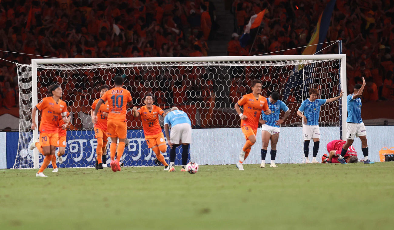 清水対横浜FC　後半、同点に追いつき喜ぶ清水イレブン（撮影・水谷安孝）