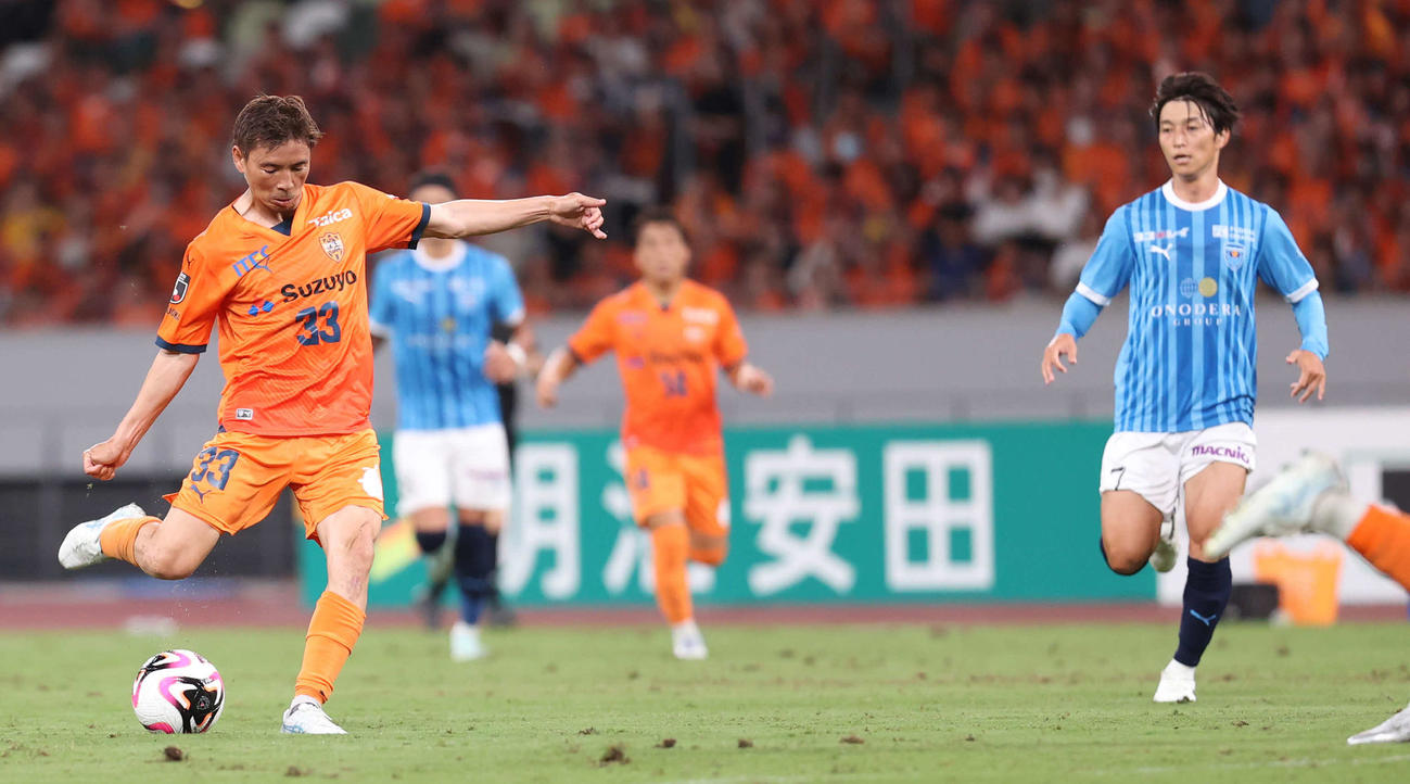 清水対横浜FC　前半、シュートを放つ清水乾（撮影・水谷安孝）