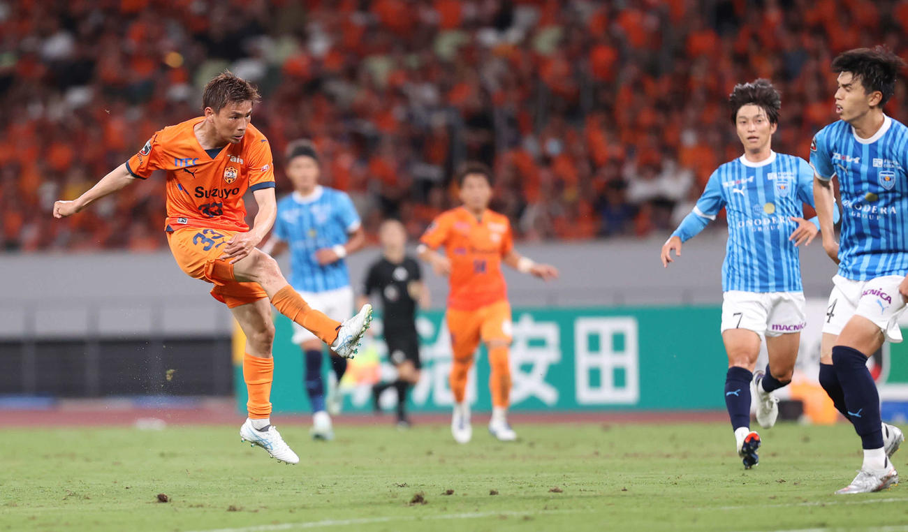 清水対横浜FC　前半、シュートを放つ清水乾（撮影・水谷安孝）