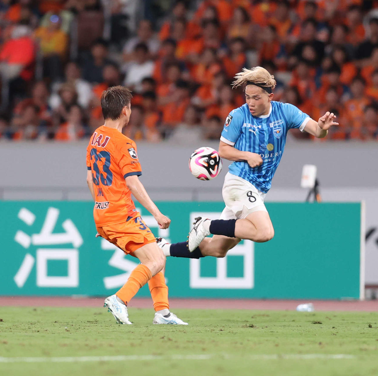 清水対横浜FC　前半、ボールを奪い合う横浜FC山根（右）と清水乾（撮影・水谷安孝）