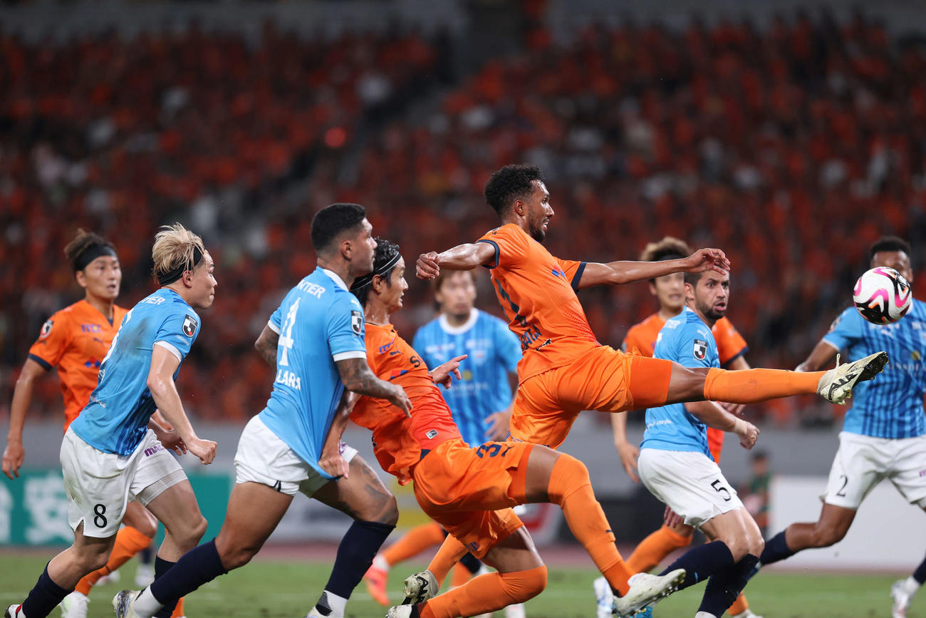 清水対横浜FC　前半、シュートを放つ清水ブラガ（撮影・水谷安孝）
