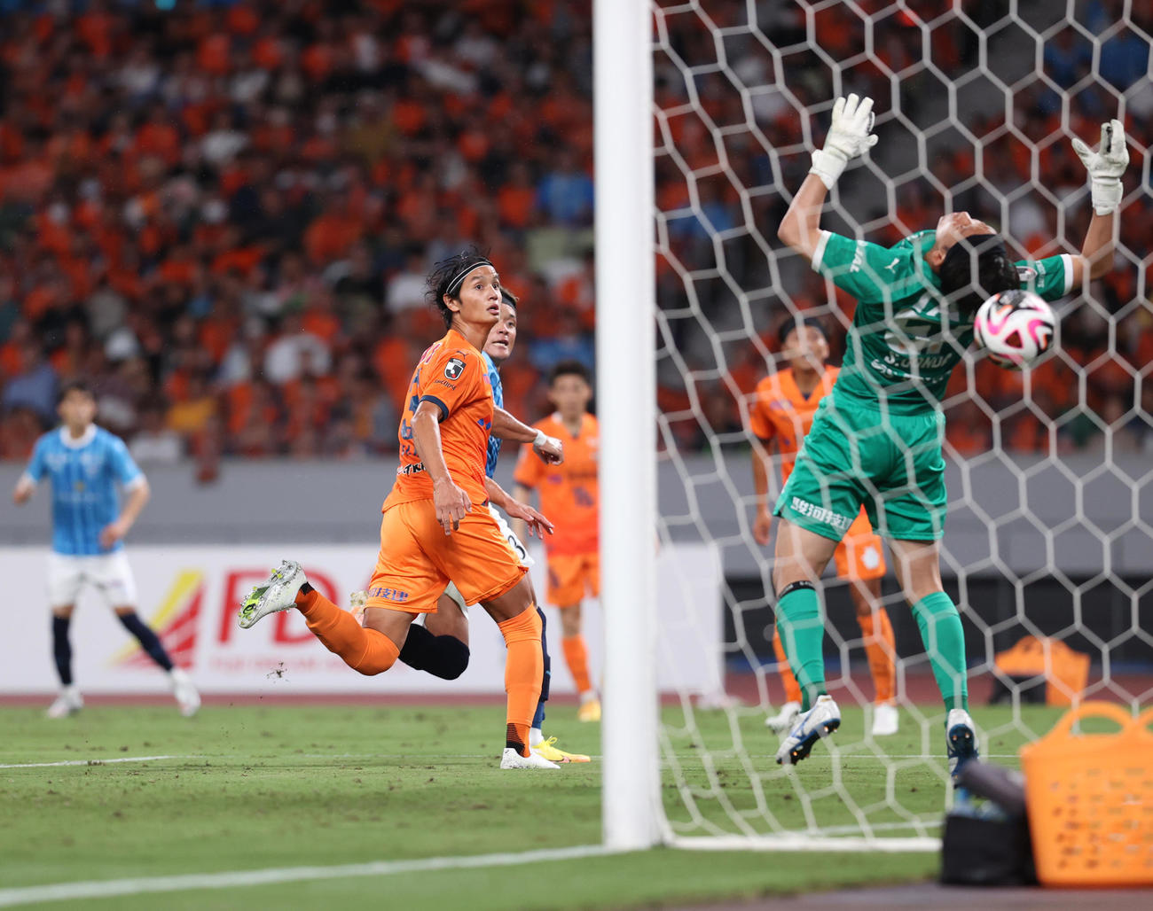 清水対横浜FC　後半、ボールを後ろに逸らす清水GK権田（撮影・水谷安孝）