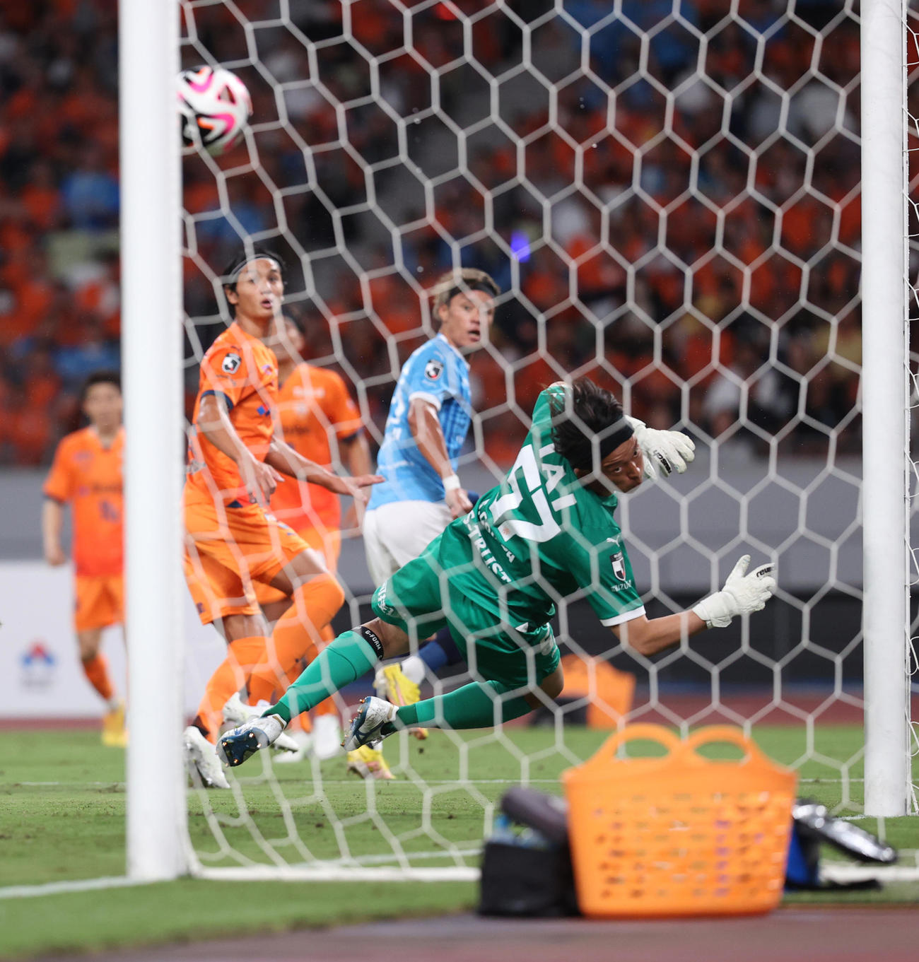 清水対横浜FC　後半、ボールを後ろに逸らす清水GK権田（撮影・水谷安孝）
