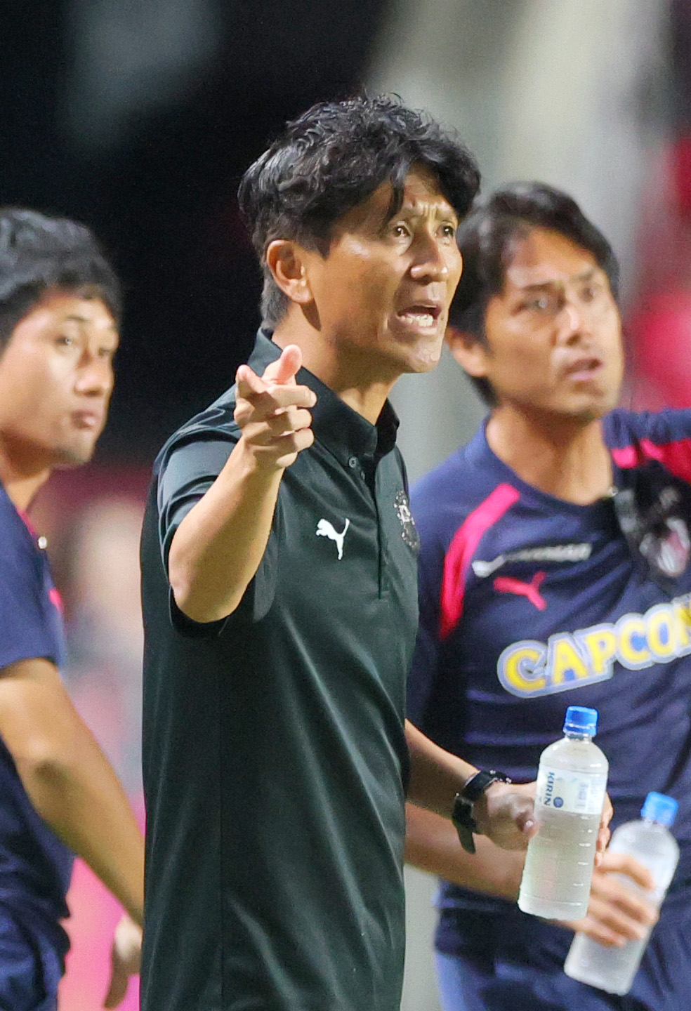 C大阪対柏　前半、指示を出すC大阪小菊監督（撮影・上山淳一）