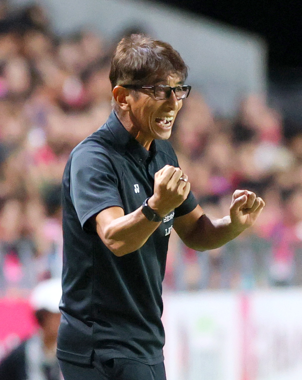 C大阪対柏　前半、指示を出す柏井原監督（撮影・上山淳一）