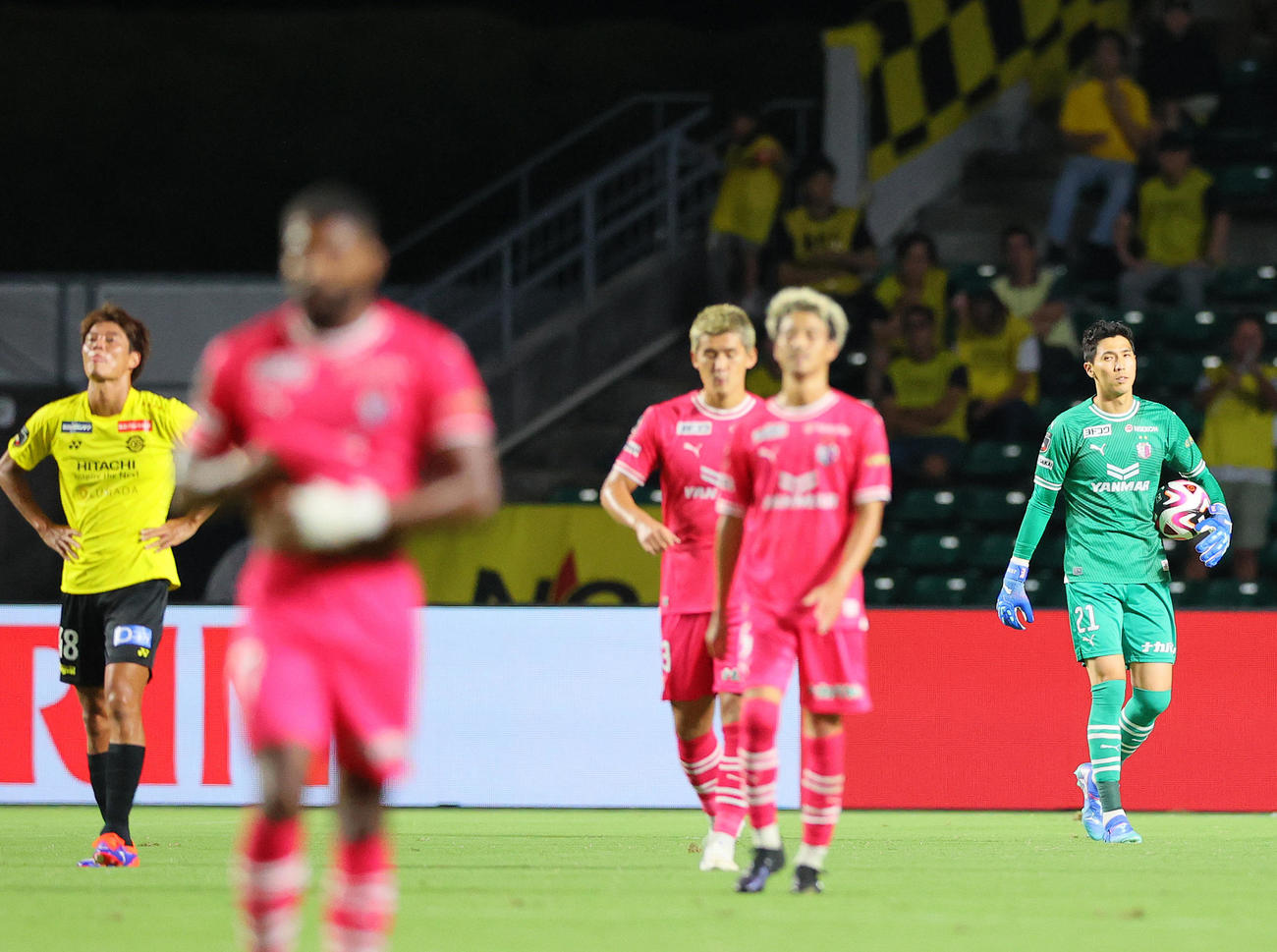 C大阪対柏　引き分けに終わり落胆するC大阪GKキム・ジンヒョン（右）ら（撮影・上山淳一）