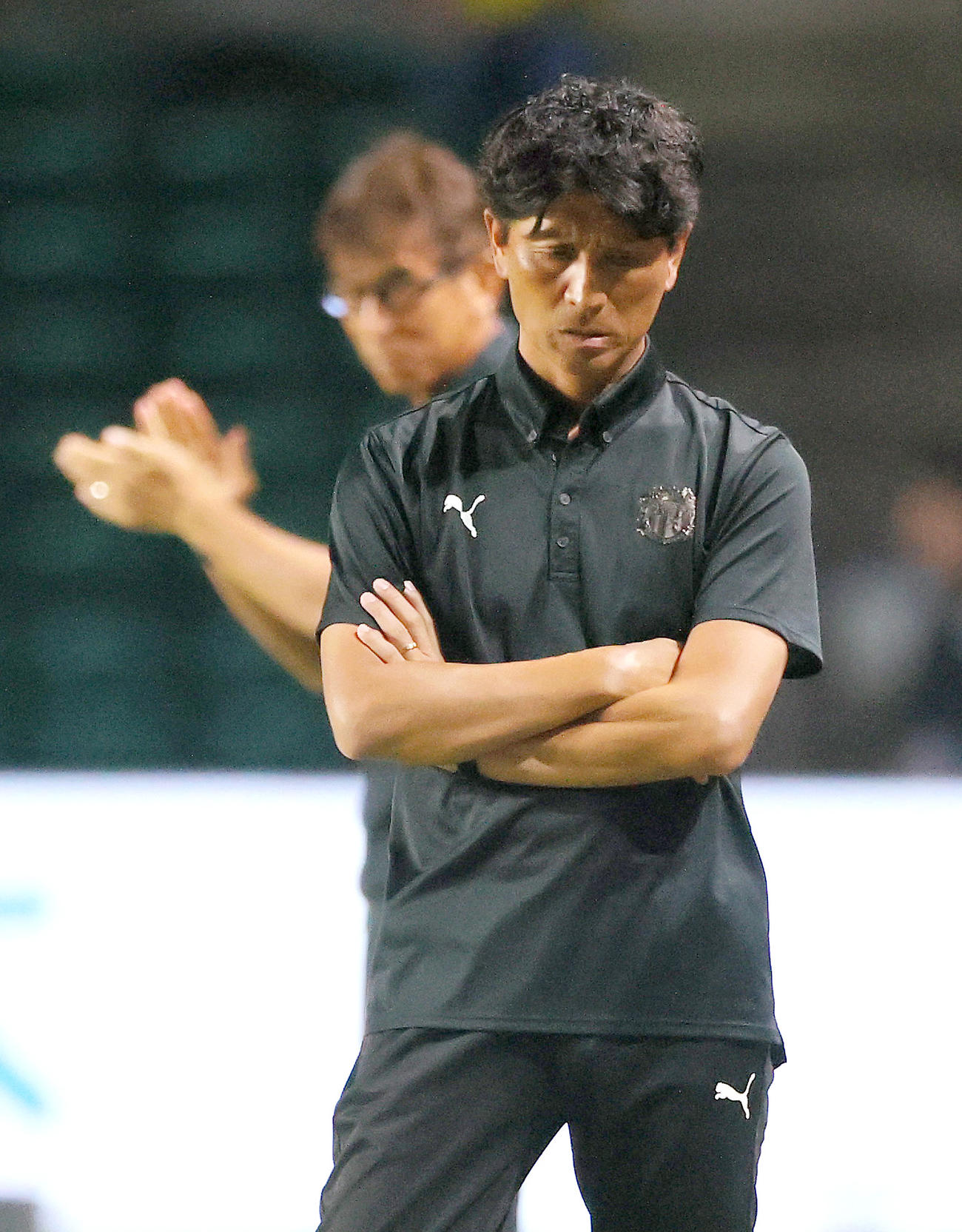 C大阪対柏　後半、考え込むC大阪小菊監督（撮影・上山淳一）