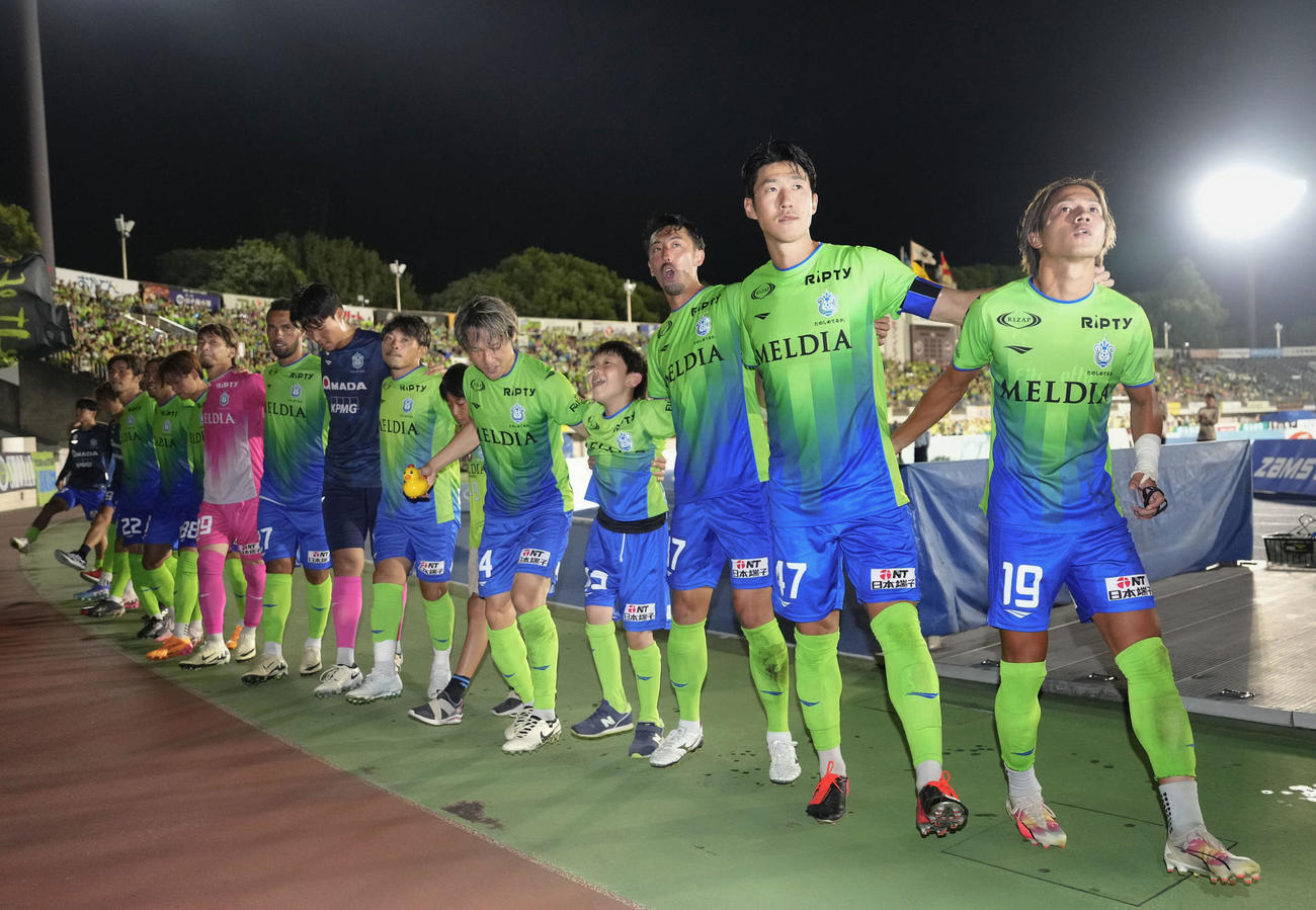 鹿島に競り勝ち、サポーターと喜びを分かち合う湘南・福田（右端）ら（共同）