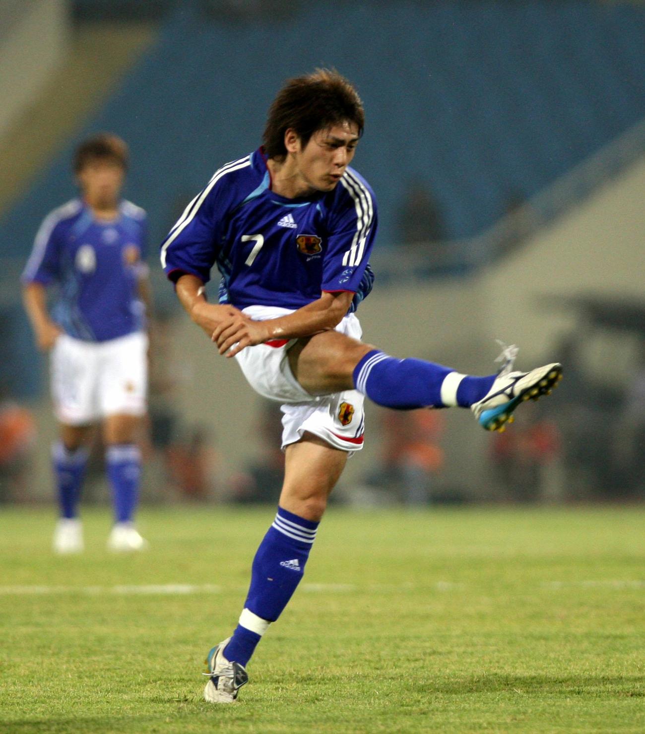 07年11月17日、五輪アジア最終予選　ベトナム対日本　前半、シュートを放つMF水野晃樹