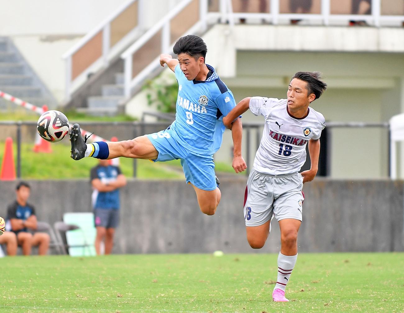 2試合ぶりのゴールで勝利に導いた磐田ユースFW山本（左）