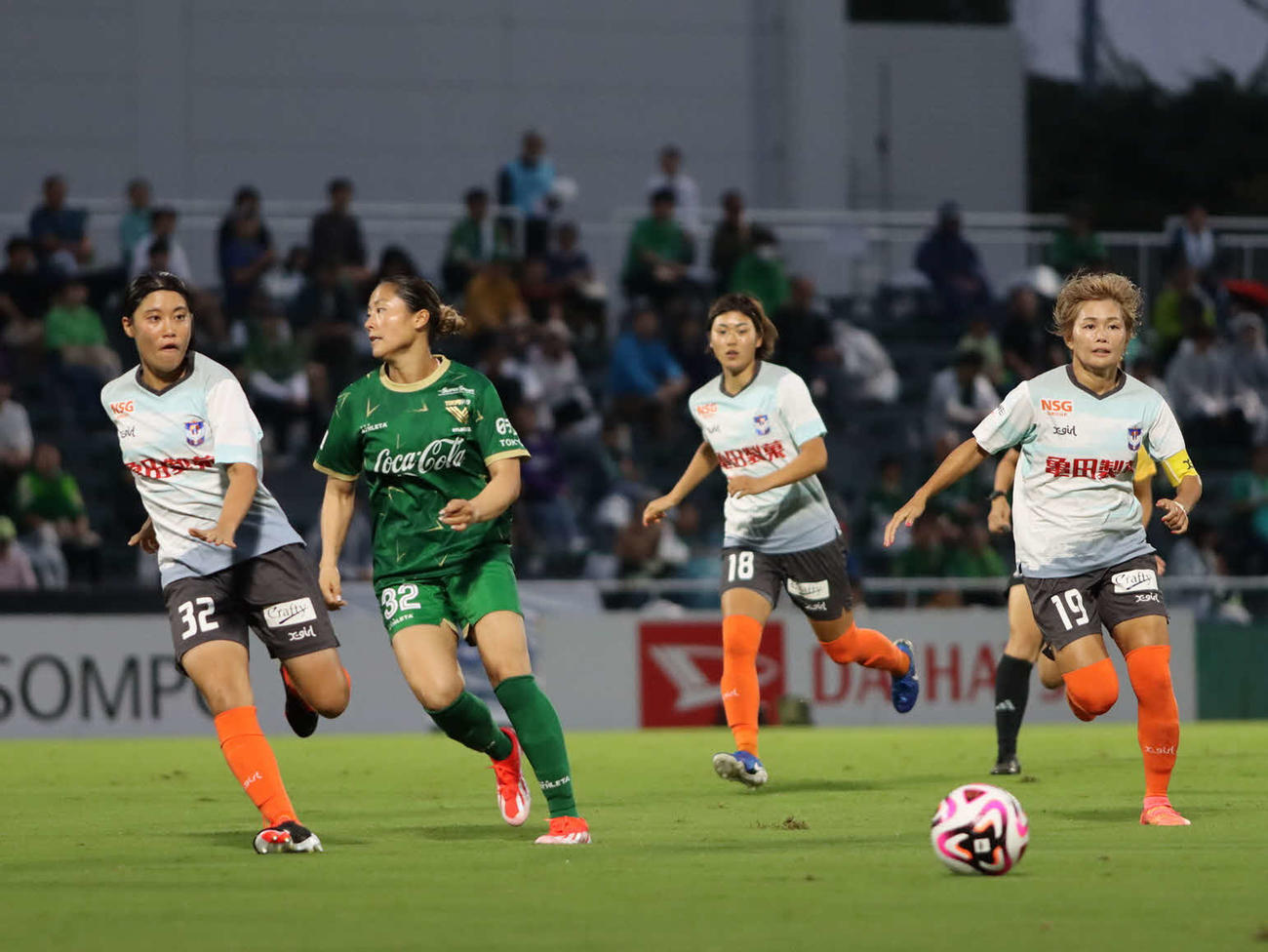 新潟L対日テレ東京V　前半、ボールを追う新潟レディースイレブン（アルビレックス新潟レディース提供）