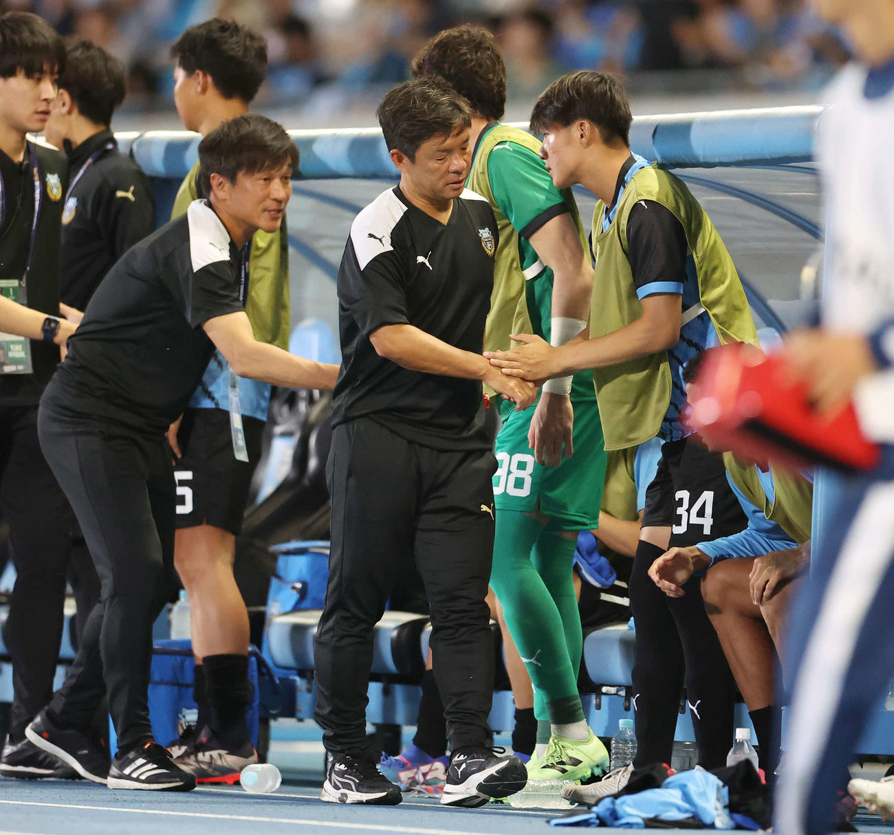 川崎F対光州　敗れて肩を落としながら握手を交わす川崎F鬼木監督（中央）（撮影・宮地輝）