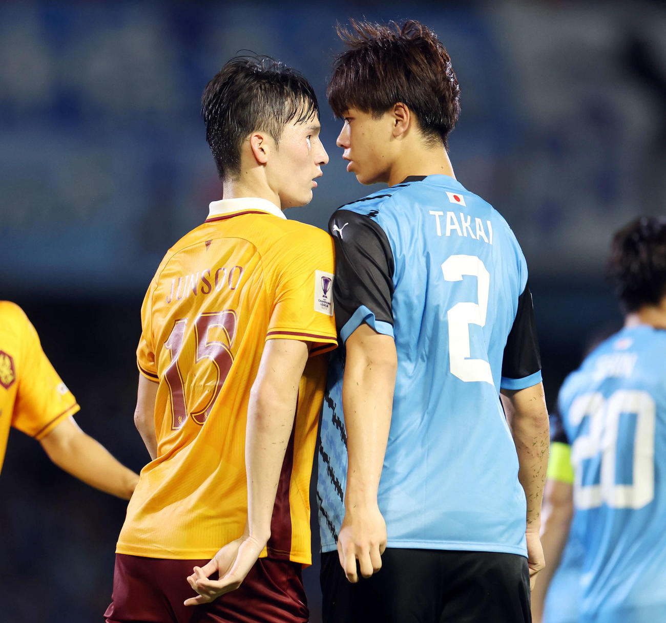 川崎F対光州　後半、光州ピョン・ジュンス（左）とやり合う川崎F高井（撮影・宮地輝）