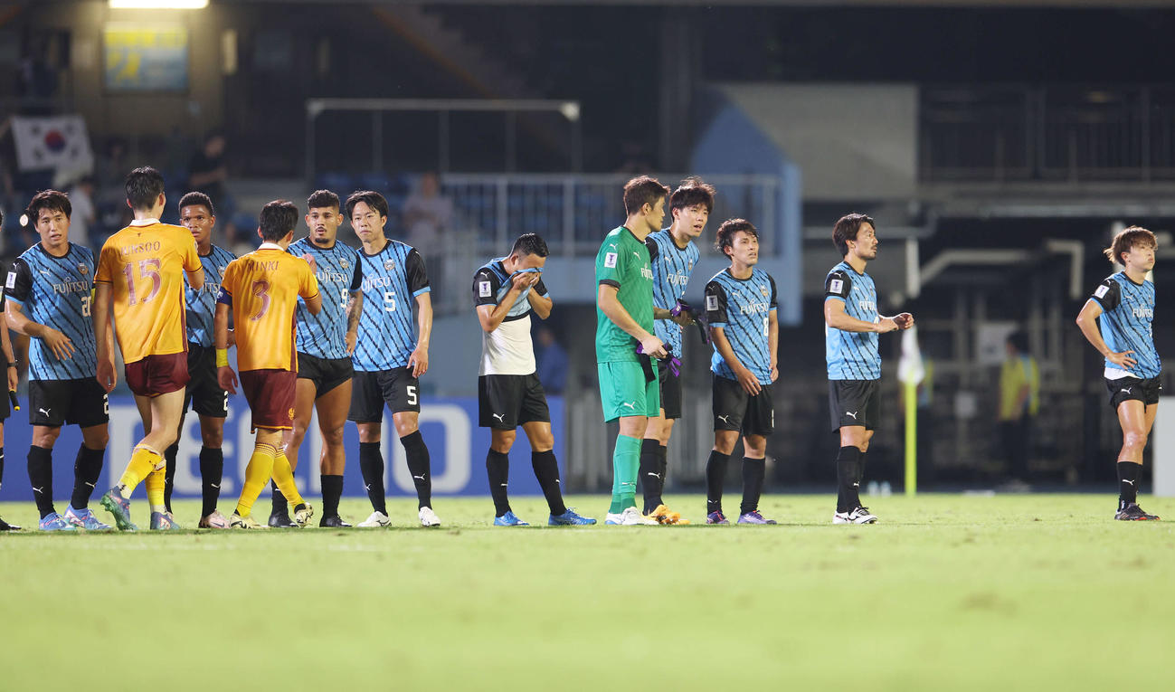 川崎F対光州　敗れて肩を落とす川崎Fの選手たち（撮影・宮地輝）