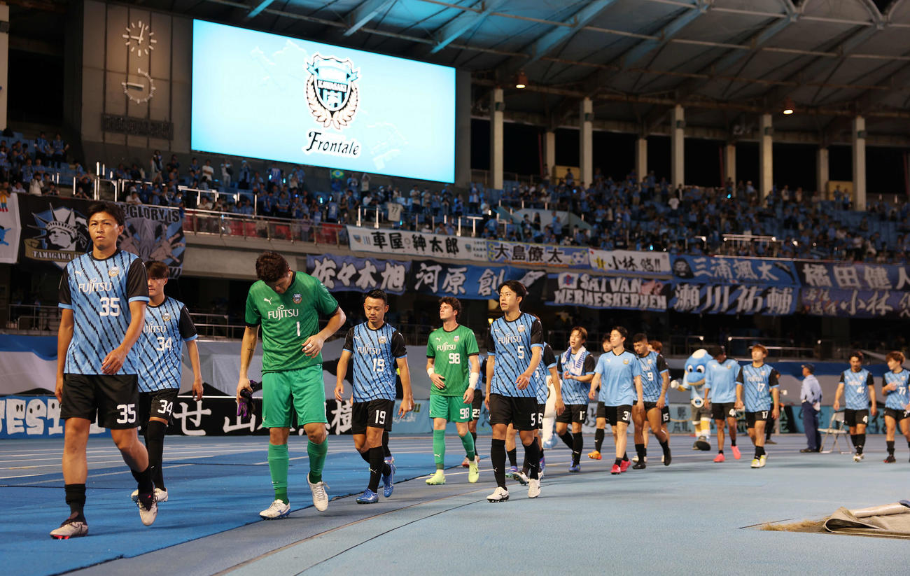 川崎F対光州　敗れて肩を落とす川崎Fの選手たち（撮影・宮地輝）