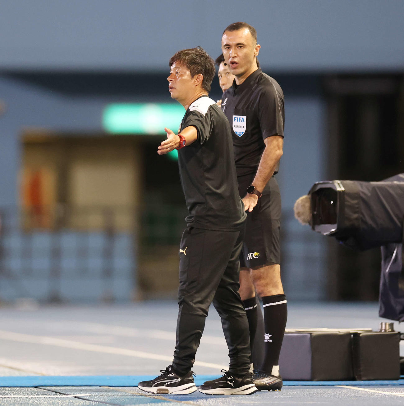 川崎F対光州　後半、川崎F小林がネットを揺らすもその前にファウルがありノーゴールとなり抗議する鬼木監督（撮影・宮地輝）