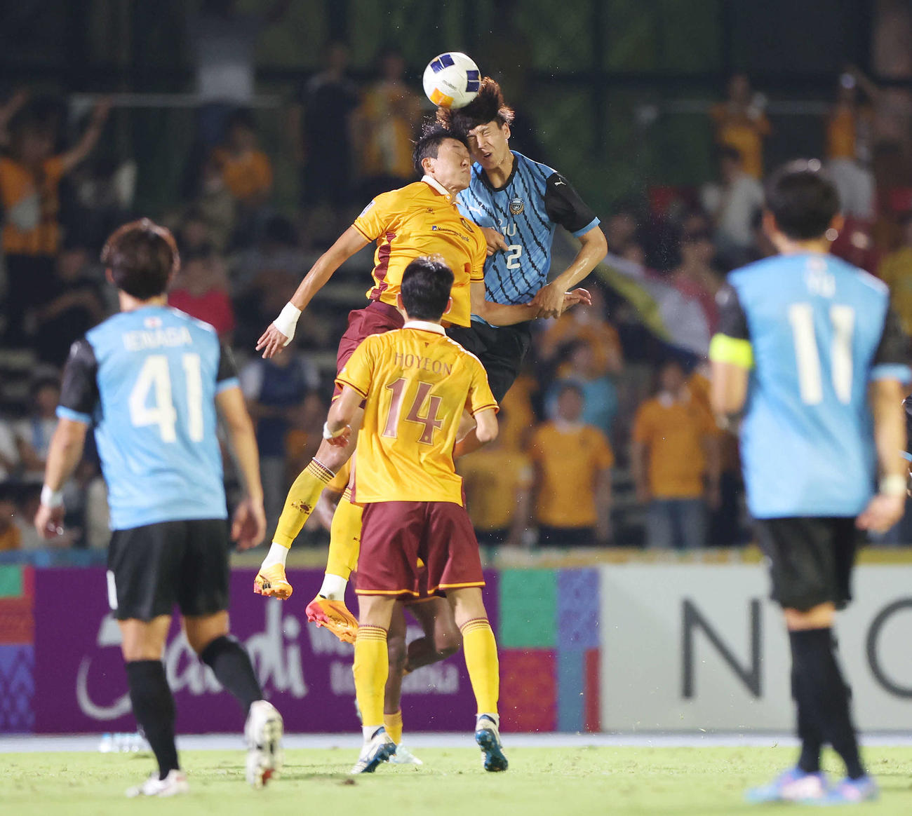 川崎F対光州　後半、空中で競る川崎F高井（右）（撮影・宮地輝）