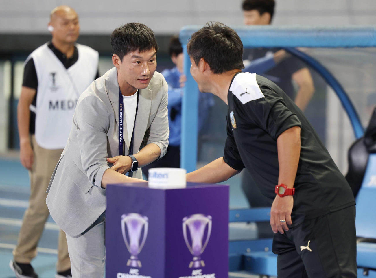 川崎F対光州　試合前、川崎F鬼木監督（右）と握手を交わす光州イ・ジョンヒョ監督（撮影・宮地輝）