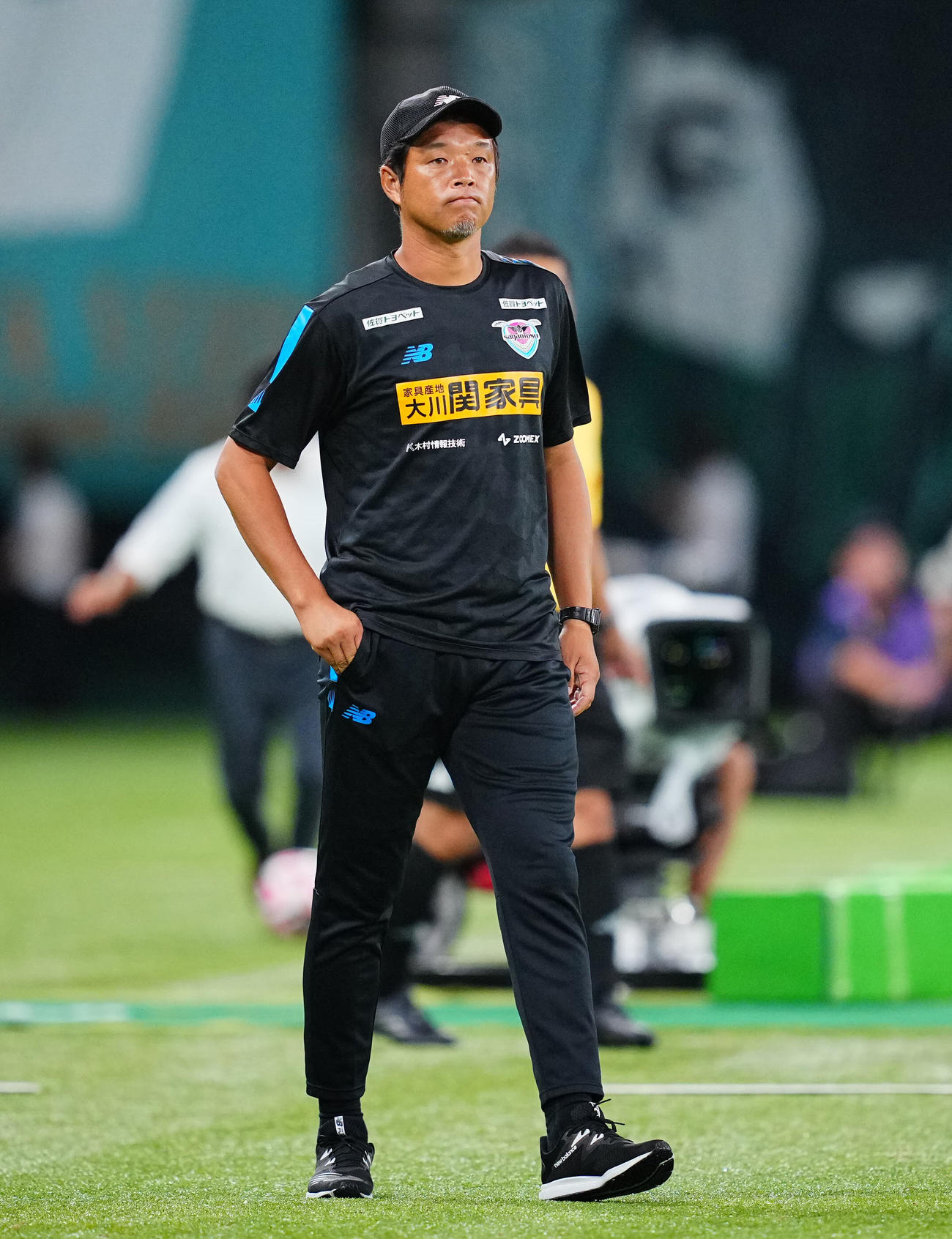 24年9月22日　東京V対鳥栖　戦況を見つめる鳥栖木谷監督（撮影・垰建太）