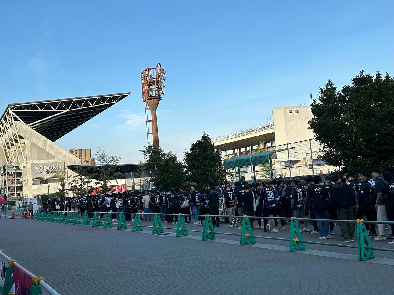 20年ぶりの平日開催となった大阪ダービーだが、G大阪サポーターは長蛇の列で開門を待つ