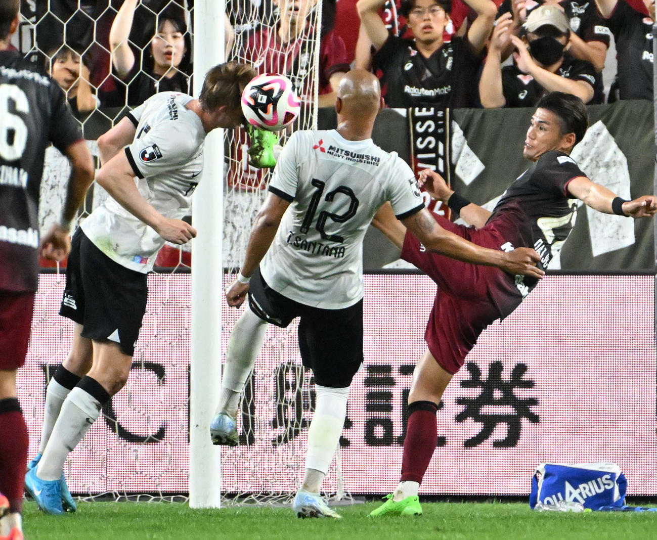 神戸対浦和　後半、神戸佐々木大樹（右）のスパイクが額に当たる浦和ホイブラーテン（2024年9月28日撮影）
