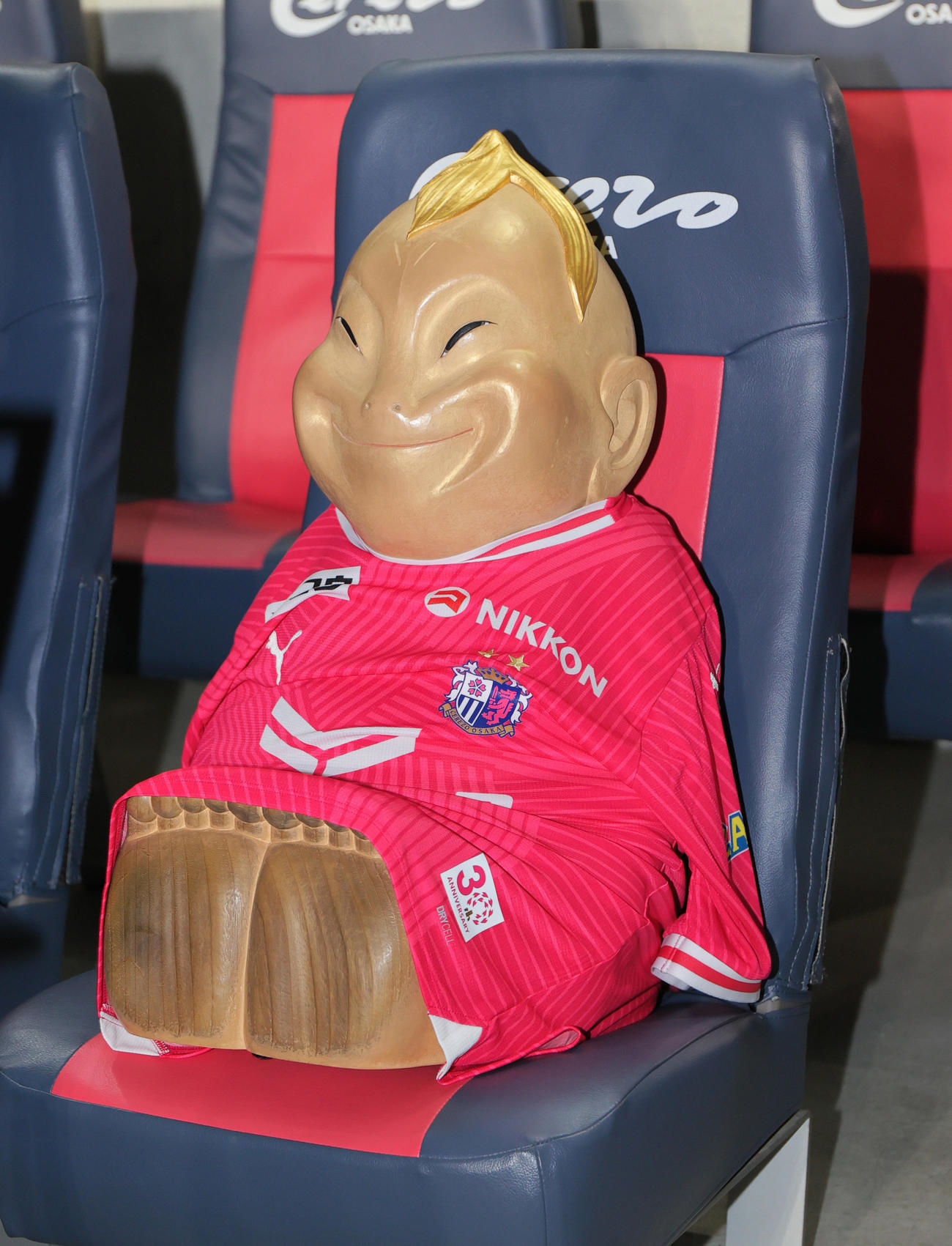 C大阪対G大阪　「幸福の神様ビリケンさん」が座るC大阪のベンチ（撮影・上山淳一）