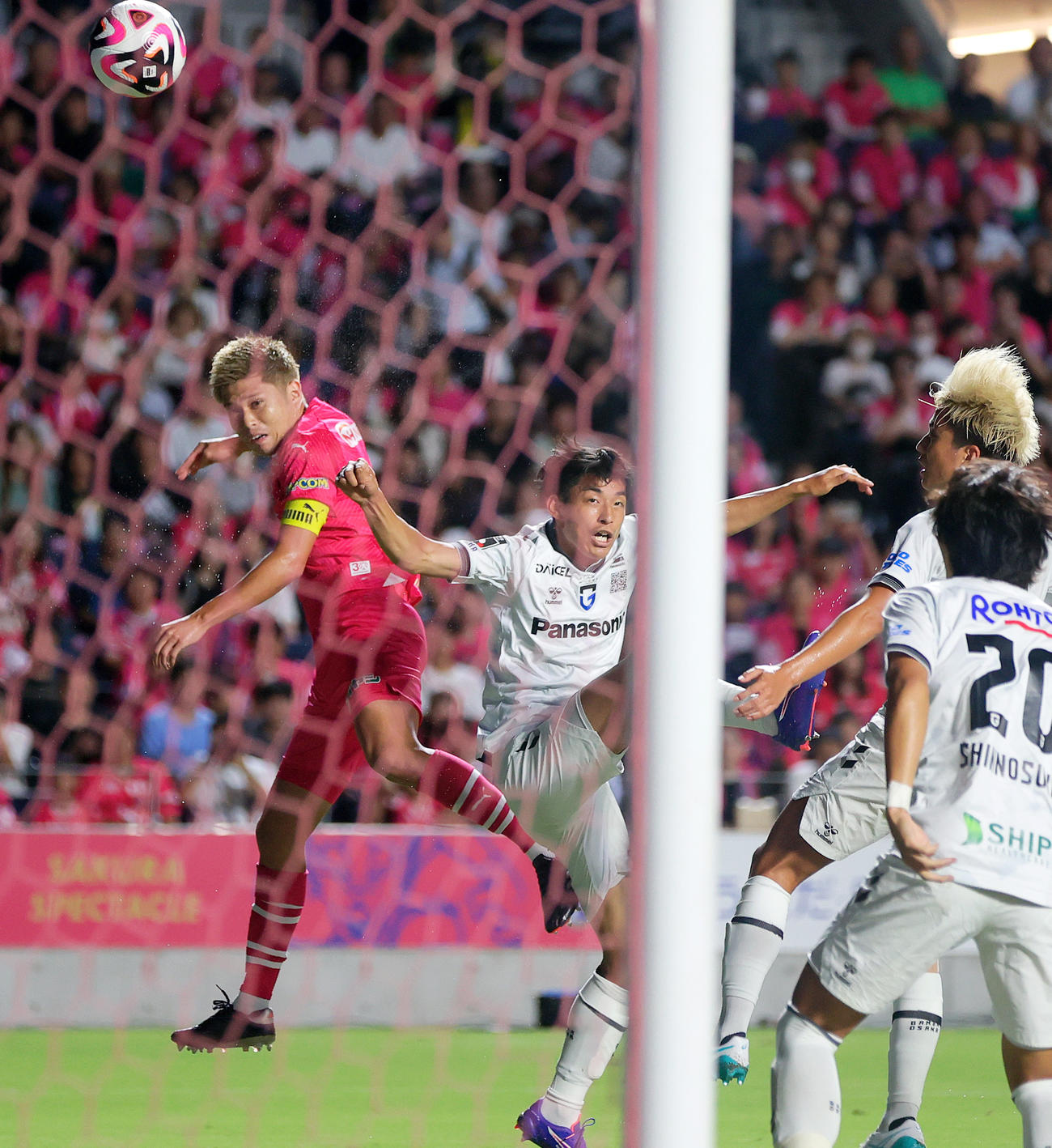 C大阪対G大阪　前半、C大阪進藤（左）はヘディングシュートを放つもゴールならず（撮影・上山淳一）