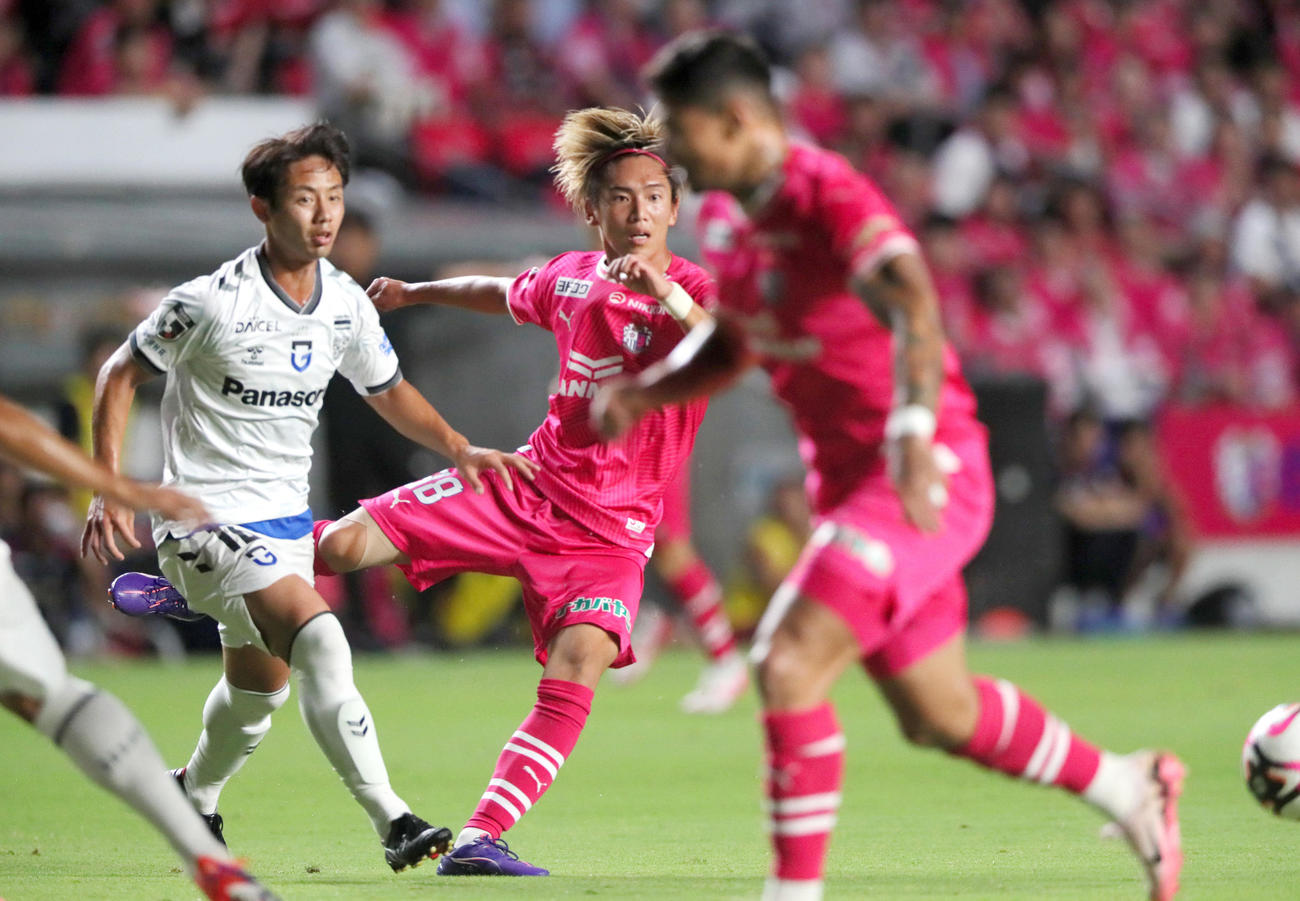 C大阪対G大阪　前半、C大阪北野（左から2人目）はゴール前にパスを出す（撮影・上山淳一）