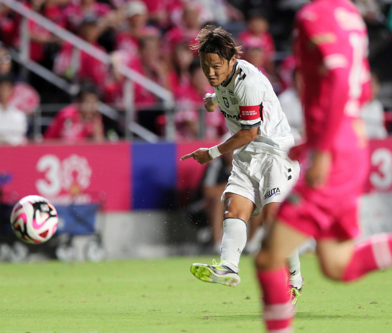 C大阪対G大阪　後半、G大阪宇佐美はシュートを放つが外れる（撮影・上山淳一）