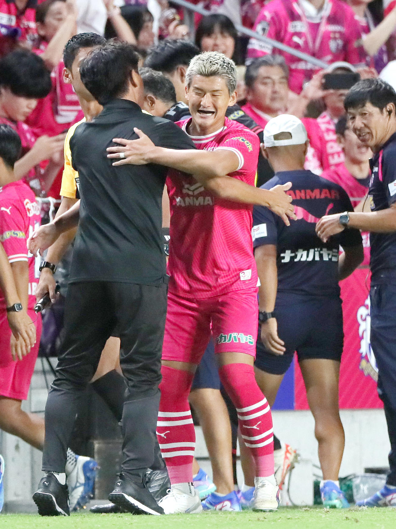 C大阪対G大阪　後半、C大阪西尾は先制ゴールを決めC大阪小菊監督（手前）と抱き合って喜ぶ（撮影・上山淳一）