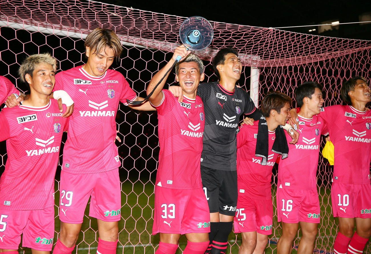 C大阪対G大阪　大阪ダービーでG大阪に勝利しサポーターと喜び合うC大阪の選手ら（撮影・上山淳一）