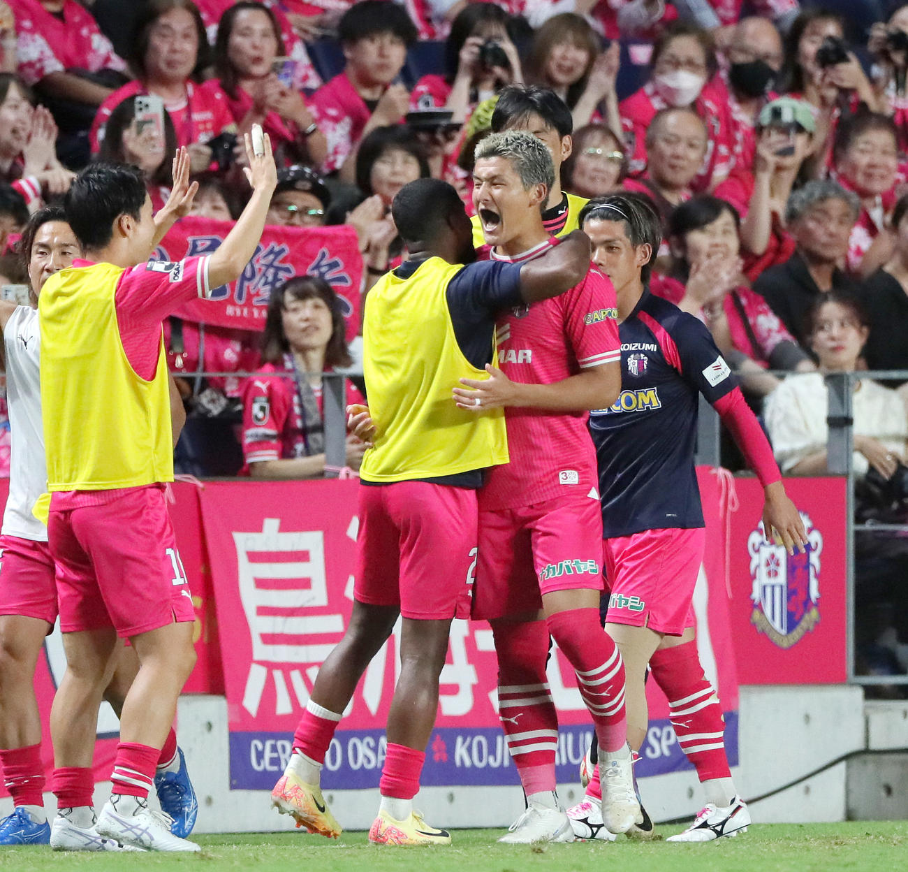 C大阪対G大阪　後半、C大阪西尾（右）は先制ゴールを決め仲間と喜ぶ（撮影・上山淳一）