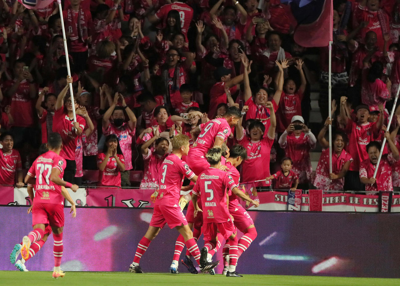 C大阪対G大阪　後半、C大阪西尾隆矢が先制ゴールを決め歓喜するC大阪の選手ら（撮影・上山淳一）