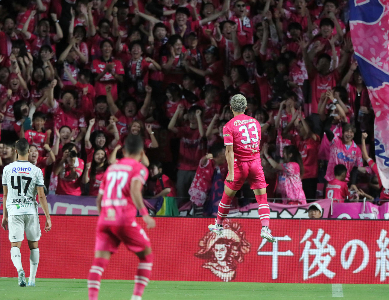 C大阪対G大阪　後半、C大阪西尾（右）は先制ゴールを決め喜ぶ（撮影・上山淳一）