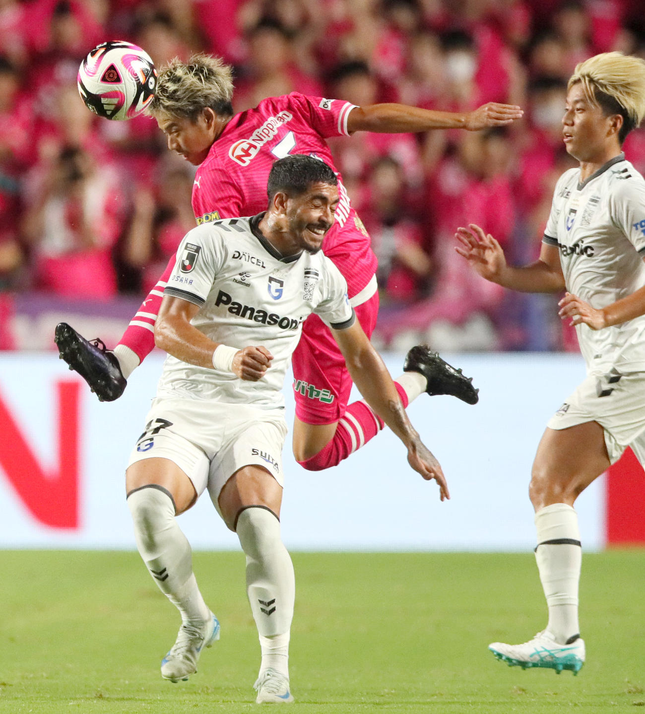 C大阪対G大阪　前半、激しく競り合うC大阪喜田（左）とG大阪ウェルトン（撮影・上山淳一）