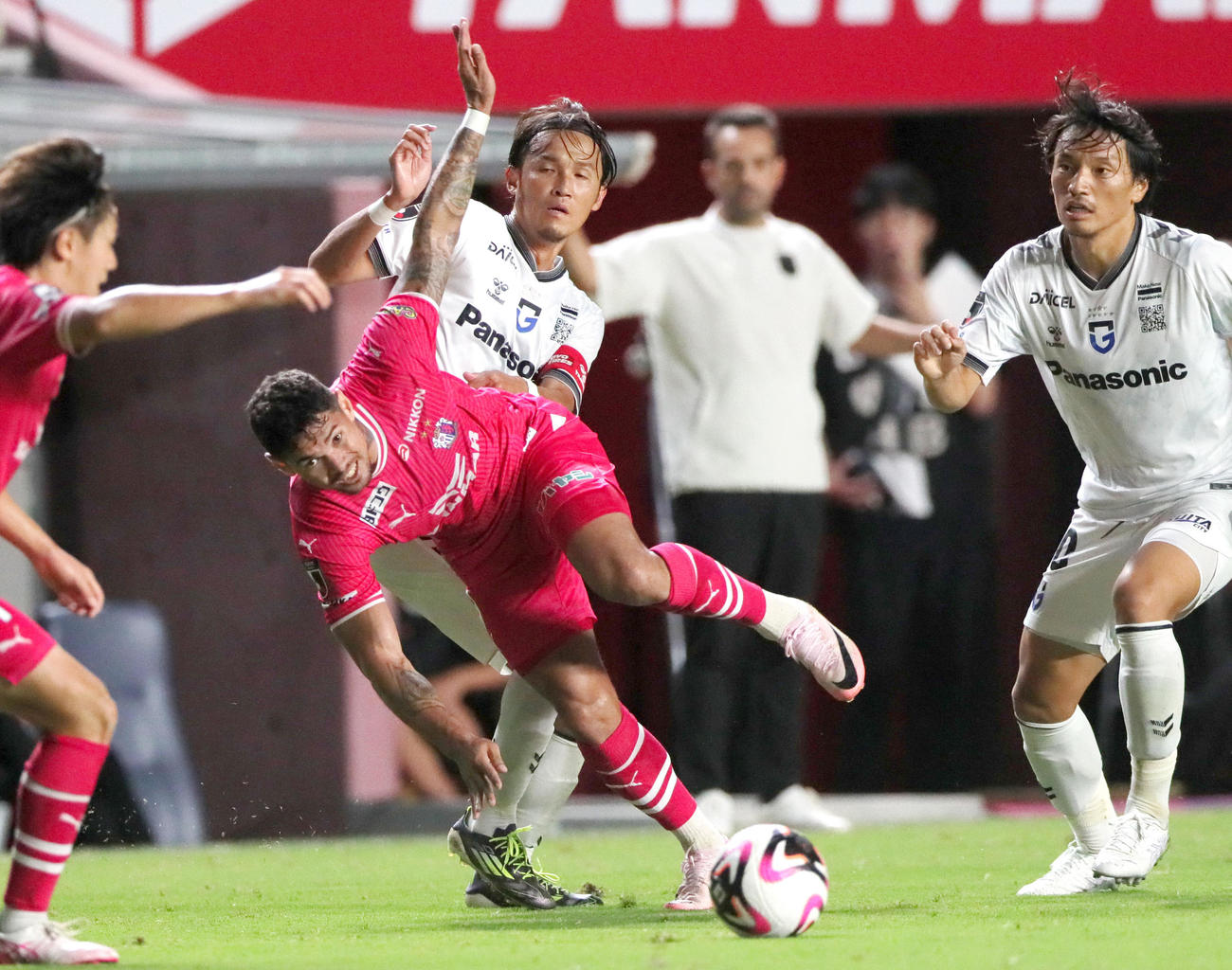 C大阪対G大阪　前半、激しく競り合うC大阪レオセアラ（左から2人目）とG大阪宇佐美（同3人目）（撮影・上山淳一）