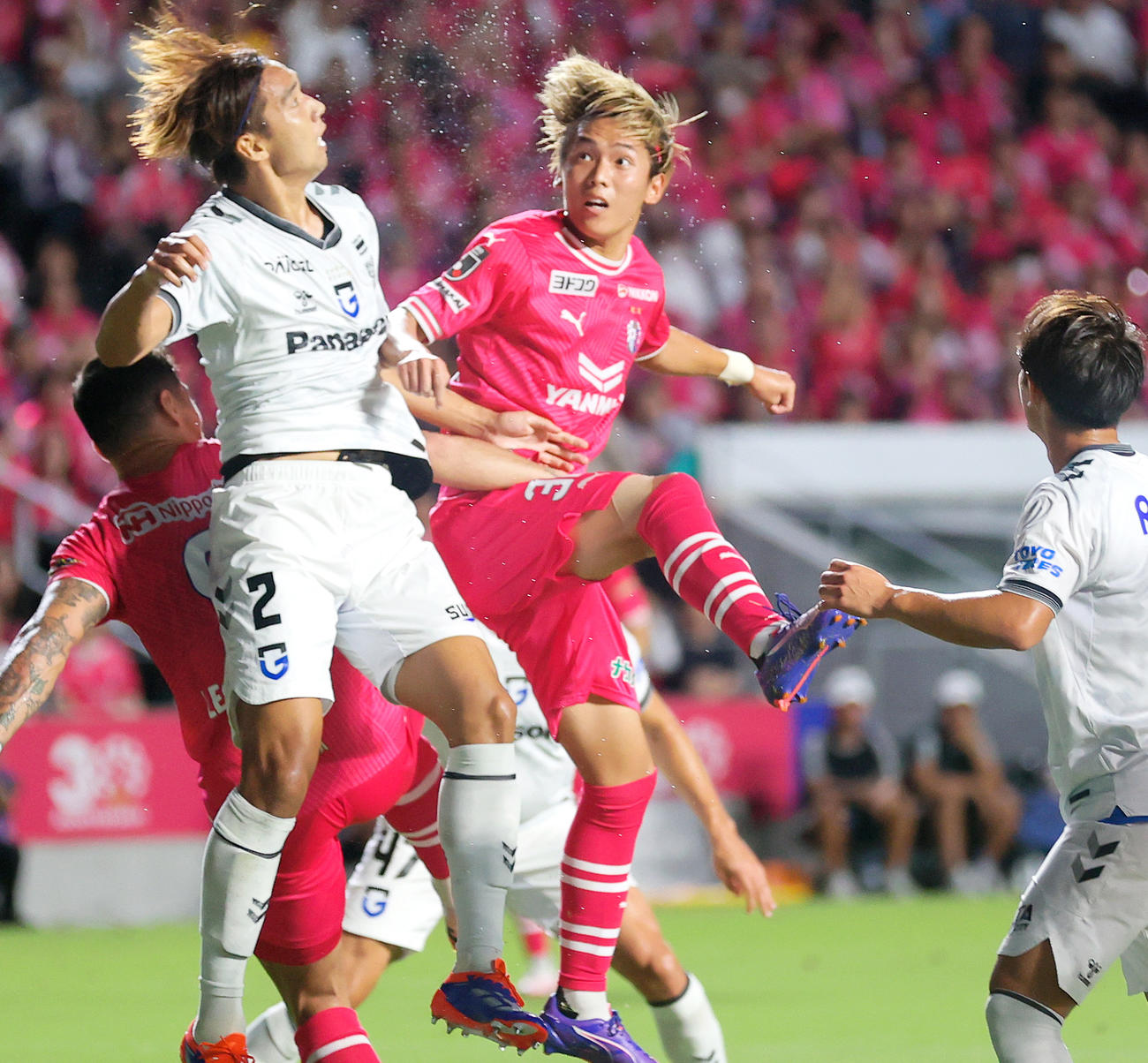 C大阪対G大阪　前半、C大阪北野（右から2人目）ヘディングシュートを狙うが決められず（撮影・上山淳一）