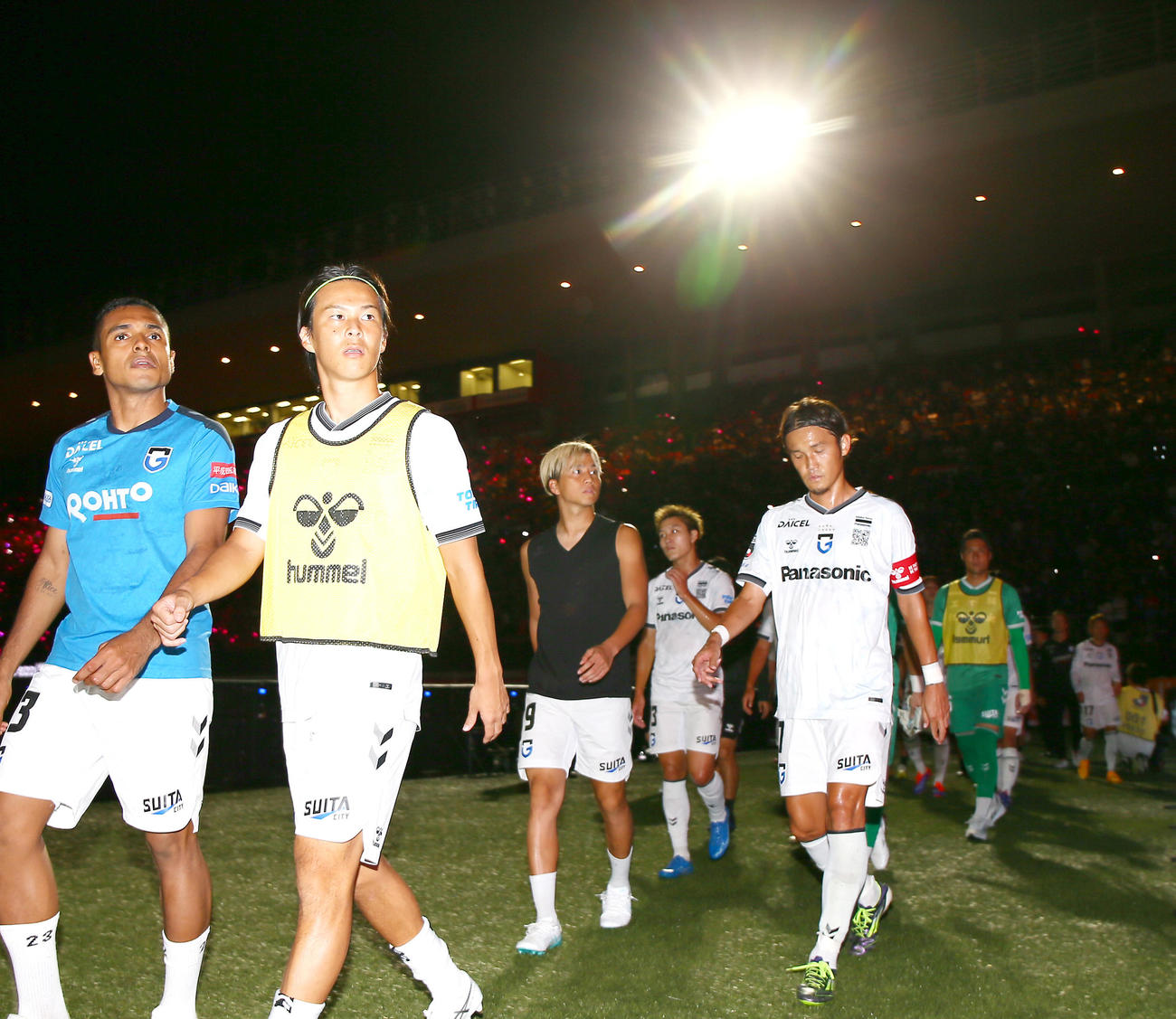 C大阪対G大阪　大阪ダービーでC大阪に敗れサポーターの元へあいさつに向かうG大阪の選手ら（撮影・上山淳一）